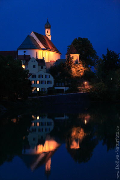 Fssen Nachtfoto Kirche am Lech Wasserufer Fluss Allguer Alpenstadt