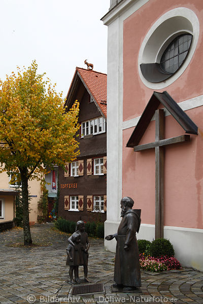 Mnchstatue mit Kinderpaar Denkmal Skulptur am Kreuz Klostergebude