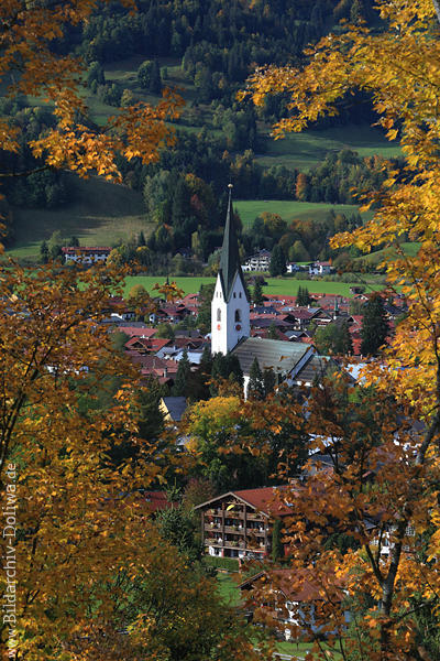 Herbstidylle Oberstdorf Stadtdcher Naturbild Kirchturm rundum Baumbltter Foto