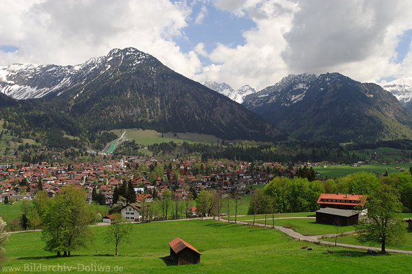 Oberstdorf Frhling grne Wiesen Huschen unter Allguer Alpen Berge Foto Urlaubsort