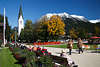 Oberstdorf Kurpark Haus Urlaubsidyll Herbstfoto Touristen Bänke Kirche Schnee Bergblick