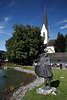 813057_ Heiliger Christophorus Foto Denkmal Statue in Oberstdorf Kurpark am Teich vor Kirche in Bild