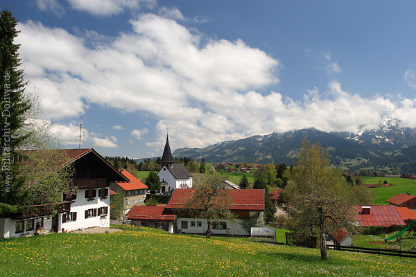 Ried in Allgäu Naturidylle Alpenland Grünwiesen Frühlingsblüte Kirche Dorfhäuser
