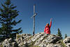 Alpspitze Wanderin Gipfelfreude am Bergkreuz Frau auf Fels