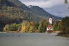 Weissensee Kirche Wasserlandschaft Wald unter Allgäuer Alpen Berghang
