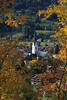 Herbstidylle Oberstdorf Stadtdächer Naturbild Kirchturm rundum Baumblätter