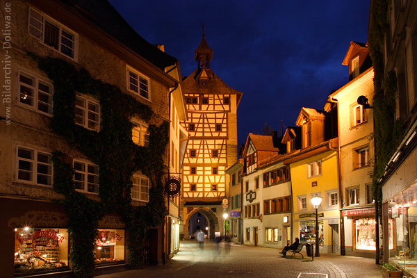 Schnetztor historische Gasse bei Nacht Foto Konstanz Mittelalter