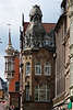 Konstanz alte Architektur in Altstadt, Mdels Figuren, Skulpturen an Hausgiebeln & Balkonen Trme