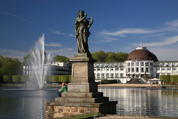 Musik-Denkmal am Hollersee Statue Wasserfontne Park-Hotel Bremen