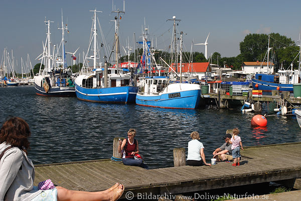 Burgstaaken Fehmarn Hafen Schiffe Touristen Frauen Kinder am Burger Binnensee WasserSteg