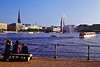 2521_Hamburger Alsterufer Bank Treffpunkt am Wasser vor City-Panorama Blick Mdchen, Schiff, Fontne