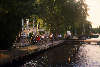 2534_Alstercafs in Hamburg, Fhrdamm Caf an Alsterwasser unter Baum in Abendlicht Straencaf