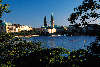 2684_Hamburg Binnenalster Foto Innenstadt Landschaft am Wasser in Abendsonne Rathaus Nikolaikirche Trme Blick