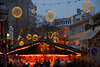 711453_ Hannover Fussgngerzone in Weihnachtsdekoration Foto, Kugelleuchten, leuchtende Bllen ber Strasse