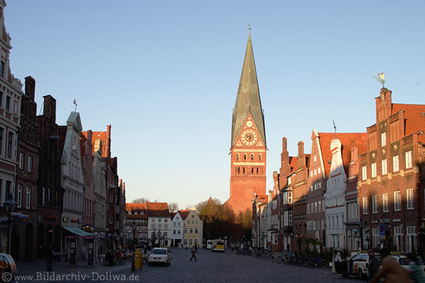 Lneburg Altstadt am Markt Kirche Backsteinhuser in Abendlicht