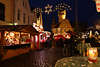 916093_Verdener geschmckte Gasse Photo mit Weihnachtsmarkt in Adventszeit vorm Rathaus