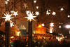 Weihnachtsmarkt Sterne Lichtstimmung Nachtfoto Lneburg St.Johannis-Kirche Adventsmarkt