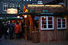 916216_Goslar Weihnachtsmarkt Foto Waldhtte mit Menschen am Tisch bei Unterhaltung Glhwein trinken
