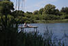 1506933_Mhlensee Wasserufer Steg mit kuschelndes Liebespaar in Naturbild