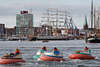 805925_ Spass fr Kinder beim Rafting Foto im Hafen, Kieler Woche Hafenfest Riesenspass im Schlauchreifen