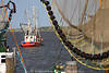 802621_ Krabbenkutter Fischnetze Bild, Granatkutter Auslaufen aus dem Greetsieler Hafen zwischen Netzen