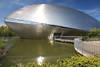 Universum Bremen silbernes Gebäude ellipsenförmig wie Muschel in Wasser Fotografie