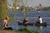 Alsterkanu Wasserfahrt Foto Hamburg Kanuten Seeausflug Bild Frau mit Mann paddeln im Boot