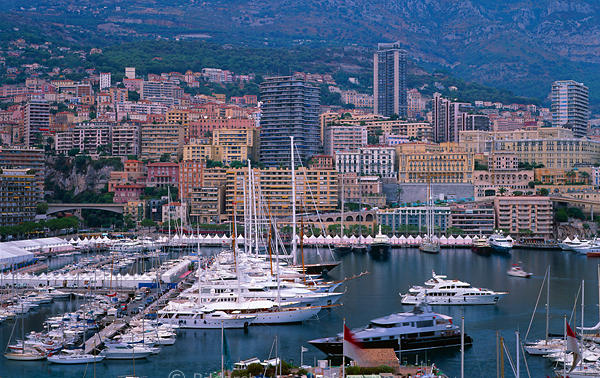 Monte Carlo Hafencity Skyline Monaco Stadpanorama ber Yachtboote in Wasser Cote dAzur