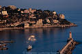 Nizza Hafen Leuchtturm in Mittelmeerwasser Abend Sdsonne Foto Huser franzsische Riviera