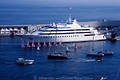 Monaco Hafen Monte Carlo mit Großyacht Lady Moura und Segelboote in Meerwasser