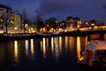 Binnenamstel Wohnboote Ufer Nachtfoto Amsterdam Romantik an Blauwbrug Brcke