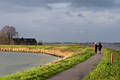 Polderland Uitdam-Deich Paar Spaziergang am Markermeer Ufer Wind Lichtstimmung am Wasser