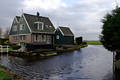512142_ Holland Haus am Deich umgeben von Wasser in Uitdam Dorf am Markermeer