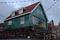 512167_ Volendam grner Holzhaus mit T Haven Gat Koffee-Beer-Wine-Snack-Shop