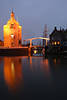 Dromedaris Rundturm Rotlichter in Enkhuizen Hafen Nachtfoto aus Nordholland