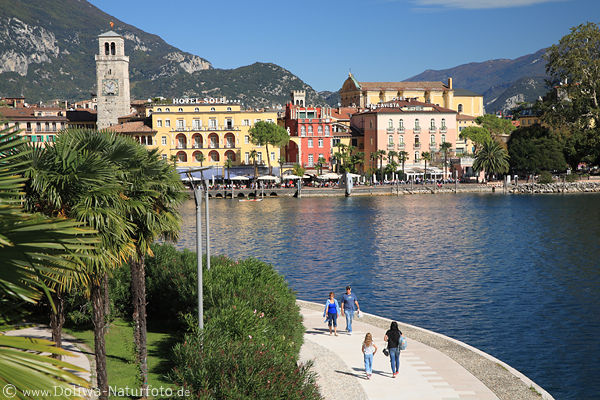 Riva del Garda See Stadtlandschaft Foto Ferienidylle am Wasser Alpensee Italien