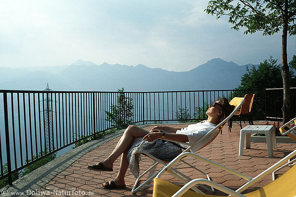 Mdchen Liegestuhl Wellness Gardasee Balkon Bergkulisse
