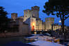 Festung Sirmione Nachtlichter Foto Gardasee historische Burg Trme Schloss Mauer Nachtbild