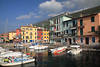 Castelletto Gardasee Hafenbucht Foto Wasser Boote Uferweg bunte Huser Urlaub Romantik Ferienidylle