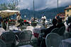 Malcesine Hafencaf Besucher Sthle Foto Blick auf Bergkulisse Gardasee Wasser Lago di Garda
