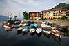 Cannero Riviera Lago Maggiore Yachthafen Fotografie mit Hotelhuser am Wasser & Bergblick Bild