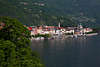 906102_Cannobio Huser am Ufer Maggioresee, grne Kste am Berghangfu in Italien Alpenlandschaft Foto
