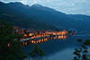 906205_ Cannobio Lichter bei Nacht Foto am Lago Maggiore romantischer Bergkste Landschaft Fotografie