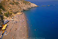 409235_Badestrand am Meer Azurwasser in Bucht bei Bergeggi Sonnenschein Ligurien photo mit Strandtip