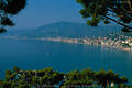 Ligurien-Azurkste Bild bei Alassio Pinien Berge Blauwasser Mittelmeer Foto Urlaub in Sonnenschein Golf von Genua