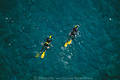 Taucherpaar im Meer Trkis-Wasser schwimmen, schnorcheln Foto Italien Tauchurlaub in Spotorno