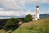 1100971_ Wanderer auf Bergwiesenweg zur Kirche in Sankt Valentin Sdtirol Panorama Landschaftsbild