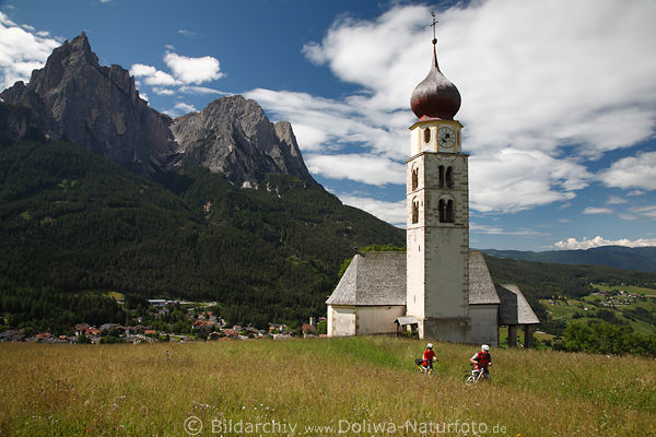 Sankt Valentin Sdtirol Ferienort Kirche mit Dolomiten Gipfelpanorama Wanderer