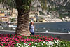 Limone Frau unter Palme Foto Gardasee Urlaubsidylle bunte Blumen Wasserufer Hotels