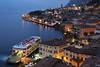 Limone Nachtfoto Gardasee Schiff Hafen Lichter City am Wasser nachts Reise Romantik